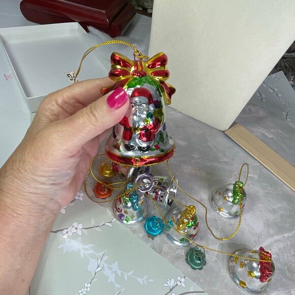 Vintage 1998 Avon Santa “Shimmering Bell ornament with Chimes”. - Picture 4 of 6